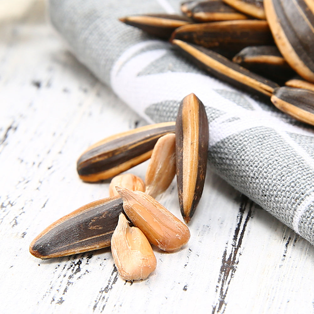 QiaQia-Sakura-White-Peach-Flavor-Sunflower-Seeds---98g-1