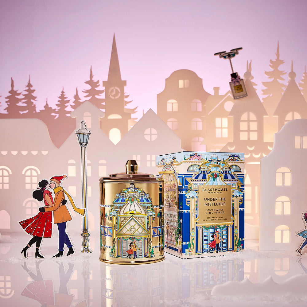 Glasshouse-Fragrances-Under-the-Mistletoe-Spiced-Apple-&-Red-Berries-Soy-Candle-380g-–-Christmas-Gift-Box-(2025-Limited-Edition)-2