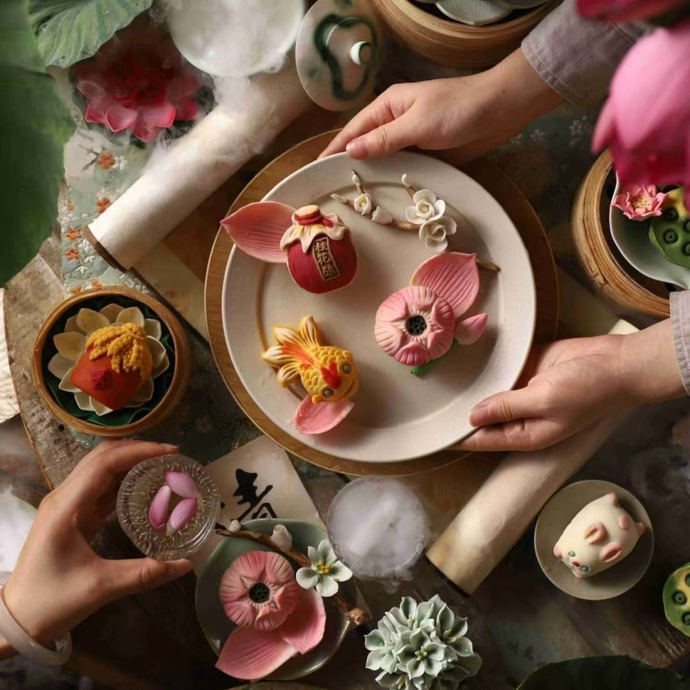 YOONA-Baking-Lotus-Breeze-Mid‑Autumn-Mooncake-Gift-Box-–-8-Pieces-with-Gift-Bag-4