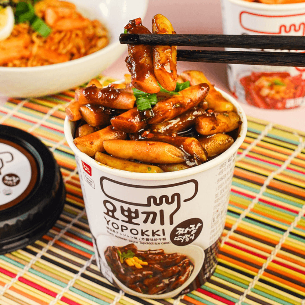 Yopokki-Black-Bean-Sauce-Tteokbokki-Cup-(Jjajang)-120g---Korean-Instant-Rice-Cake-4
